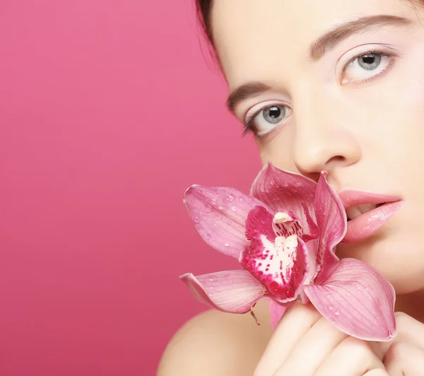 Mujer con flor de orquídea — Foto de Stock