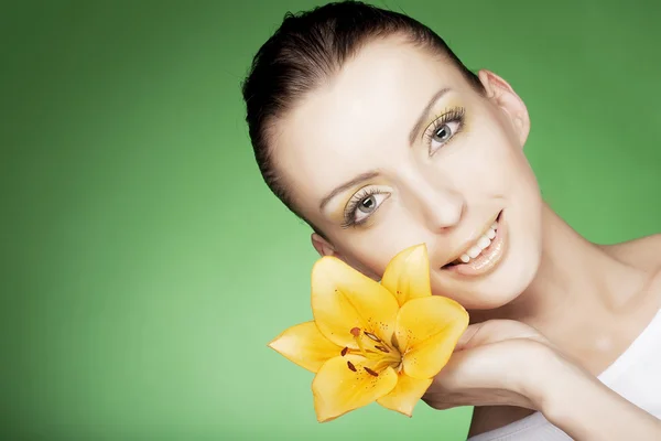 黄色の花と美しい少女 — ストック写真