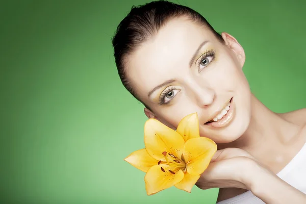 Bella ragazza con fiore giallo — Foto Stock