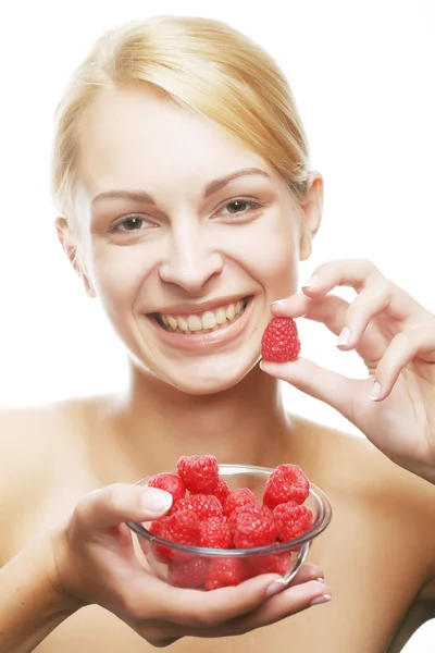 Blonde Frau mit Himbeeren — Stockfoto