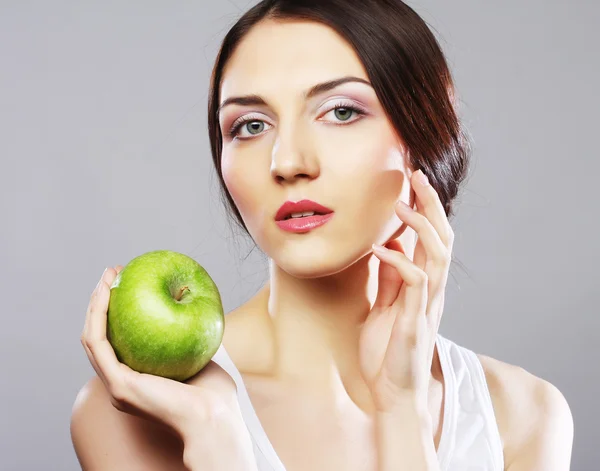 Jonge vrouw met groene appel — Stockfoto