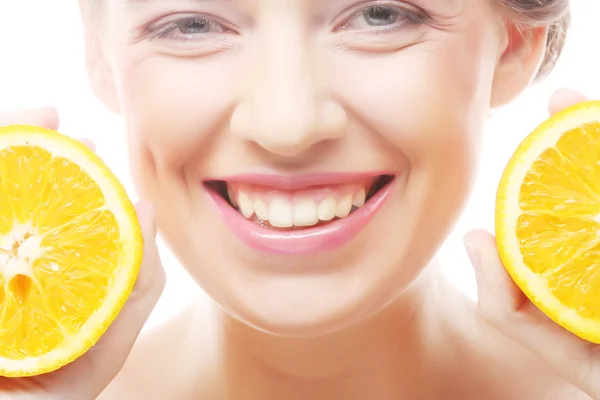 Mujer alegre con naranjas en sus manos —  Fotos de Stock