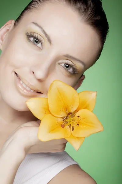Hermosa chica con flor amarilla —  Fotos de Stock
