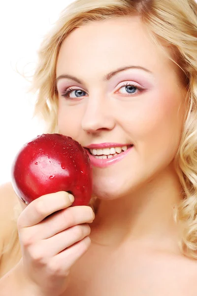 Frau mit einem Apfel vor weißem Hintergrund — Stockfoto