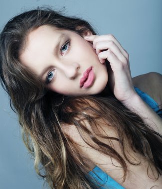 güzel uzun sarı kıvırcık saçlar kadınla