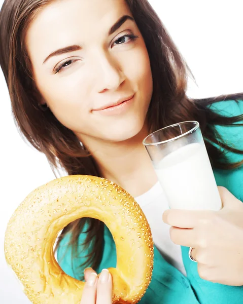 Женщина с молоком и пончиком — стоковое фото