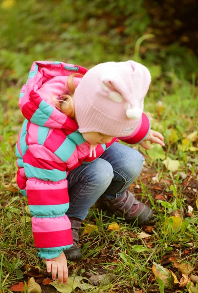 Happy kid in autumn park — Stock Photo, Image