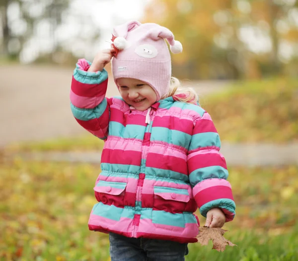 Glückliches Kind im Herbstpark — Stockfoto