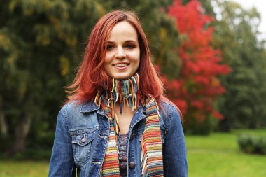 güzel sevimli gülümseyen kadın portresi