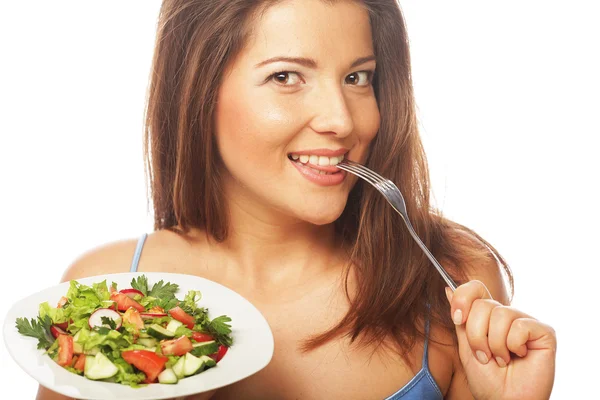 Jovem mulher feliz comendo salada . — Fotografia de Stock