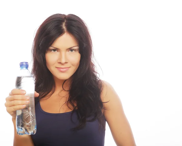 Με αυτοπεποίθηση γυναίκα γυμναστήριο με μπουκάλι νερό χαμογελώντας — Φωτογραφία Αρχείου