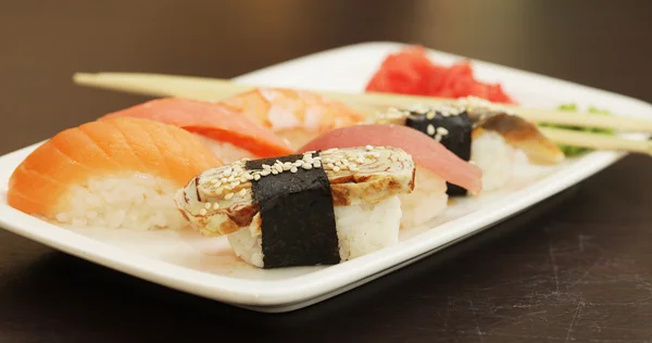 ホワイトプレートにセットされた寿司 — ストック写真
