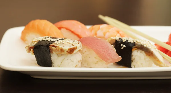 Sushi gezet op witte plaat — Stockfoto