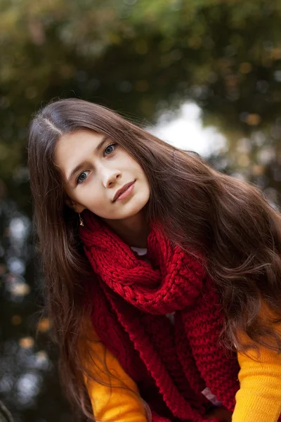 Giovane donna sorridente nel parco d'autunno — Foto Stock