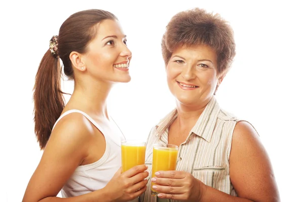Zwei Frauen mit Orangensaft. — Stockfoto