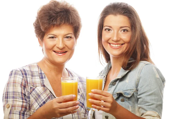 Duas mulheres com suco de laranja . — Fotografia de Stock