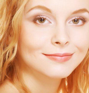 güzel sarışın kıvırcık saçlı