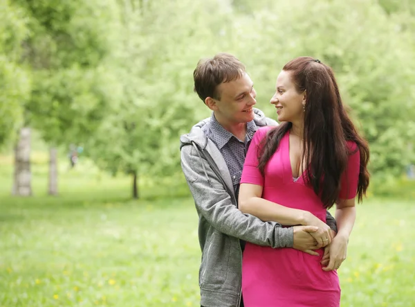 Unga romantiska par i parken. — Stockfoto