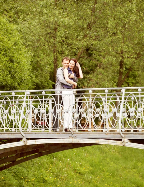 Junges Paar geht spazieren — Stockfoto