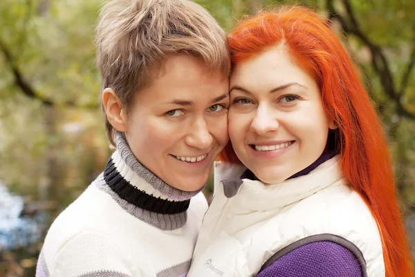 Two pretty girls walking in autumn park — Stock Photo, Image