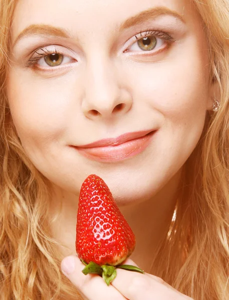 딸기를 입고 행복하게 웃는 여성 — 스톡 사진
