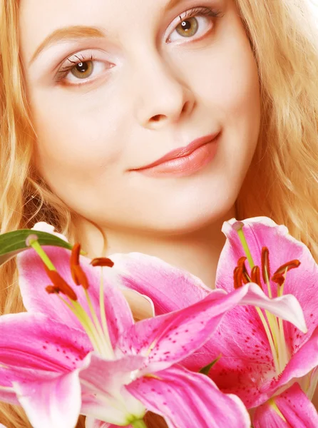 Vrouw met roze bloemen — Stockfoto