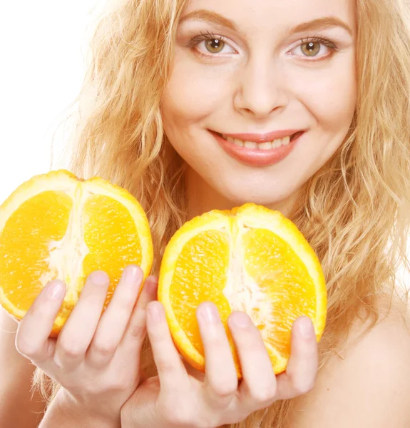 Femme blonde avec des oranges dans les mains — Photo