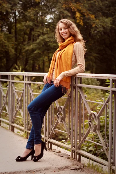 Mode vrouw op brug in de herfst park — Stockfoto