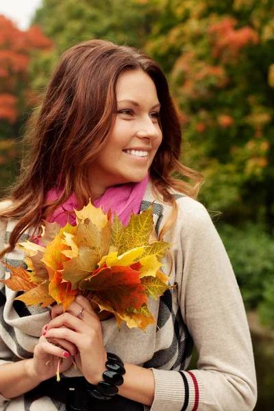 Mujer de moda caminando en el parque de otoño — Foto de Stock