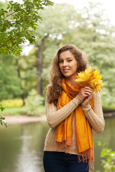 공원에 가을 잎을 가진 젊은 여자 — 스톡 사진