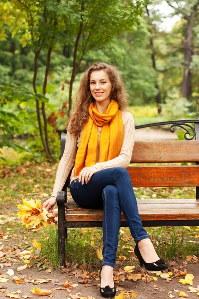 Junge elegante Frau mit Herbstblättern — Stockfoto