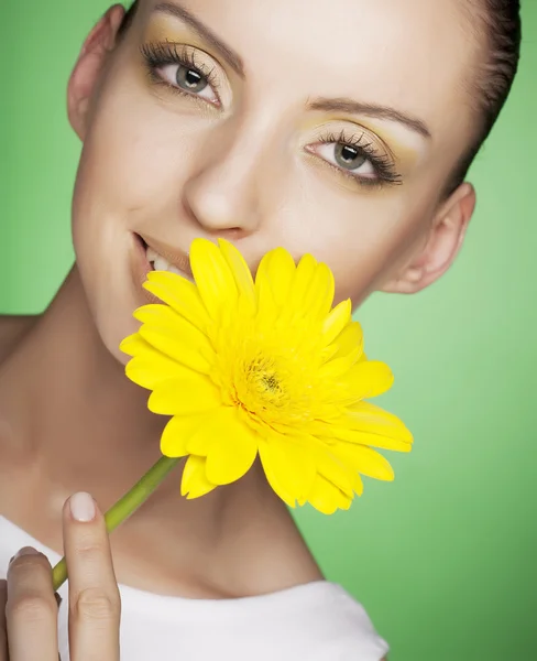 Donna con fiori gialli su sfondo verde — Foto Stock