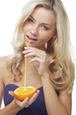 Genç mutlu kadın portakal suyu içiyor..