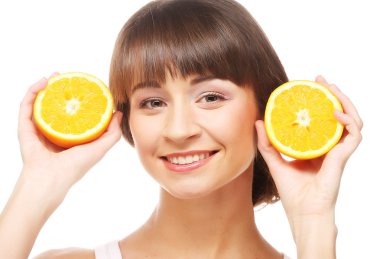 Portakallı neşeli genç kadın.