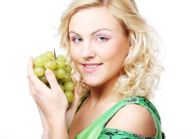 bir avuç üzüm tutan güzel sarışın kadın