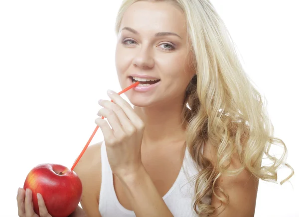 Donna sorridente con mela rossa — Foto Stock