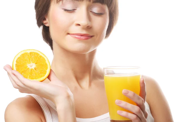 Joven mujer feliz bebiendo jugo de naranja. — Foto de Stock