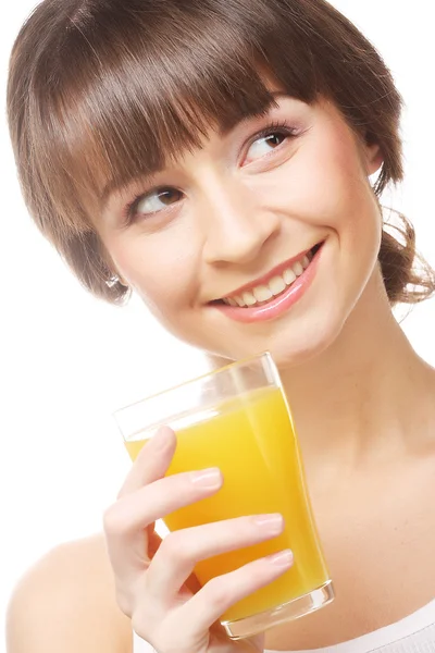 Jovem mulher feliz beber suco de laranja. — Fotografia de Stock