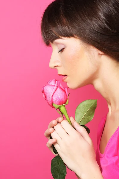 Mujer feliz sosteniendo rosa rosa — Foto de Stock