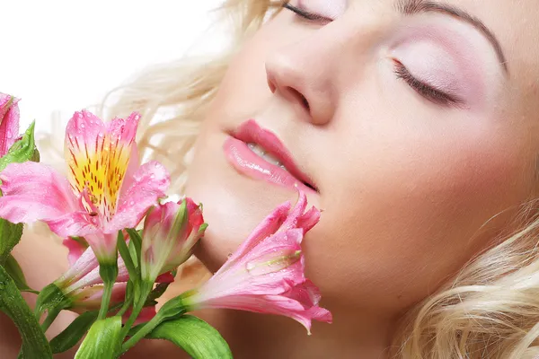 Pembe çiçekli güzel kadın — Stok fotoğraf