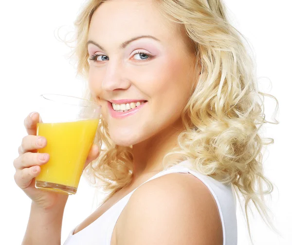 Joven mujer feliz bebiendo jugo de naranja. — Foto de Stock