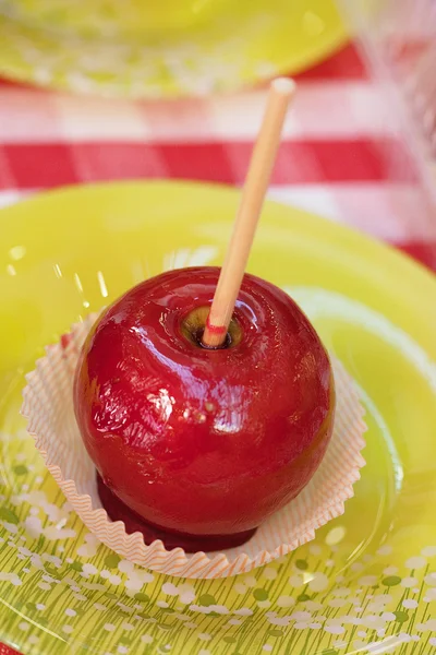 Rött äpple skarpa med kolasås. — Stockfoto