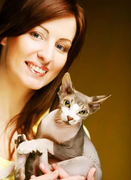 Junge Frau mit spaßiger Sphinx-Katze — Stockfoto