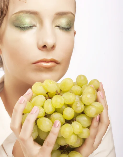 Mulher com cacho de uvas — Fotografia de Stock