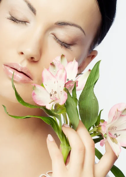 Femme avec des fleurs isolées sur blanc — Photo