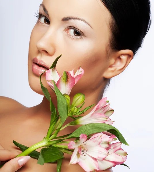 Vrouw met bloemen geïsoleerd op wit — Stockfoto