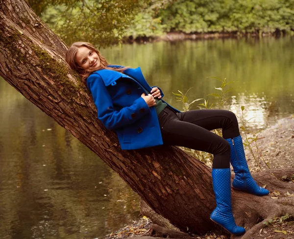 Frau in der Nähe des Flusses im Herbst — Stockfoto