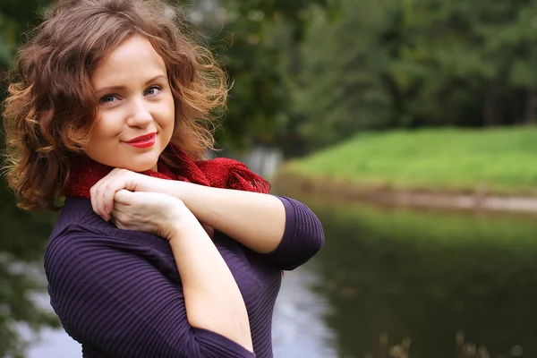 Mujer cerca del río en temporada de otoño —  Fotos de Stock