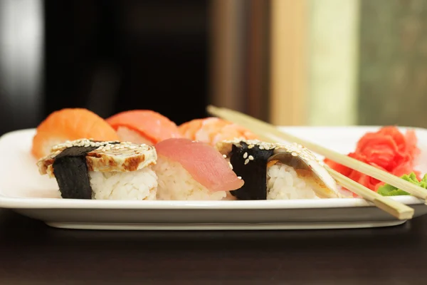寿司放在白盘上 — 图库照片