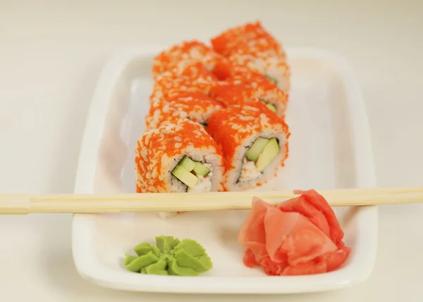 Rouleaux de sushi frais et savoureux — Photo